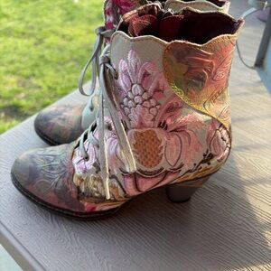 L'ARTISTE Multicolor Floral Lace-Up Boots